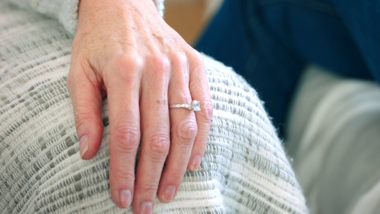 承诺，结婚戒指和支持与关心，希望或爱的老夫妇在养老院的手。与伴侣手牵手的高级关系中的善意、同情或安慰视频素材