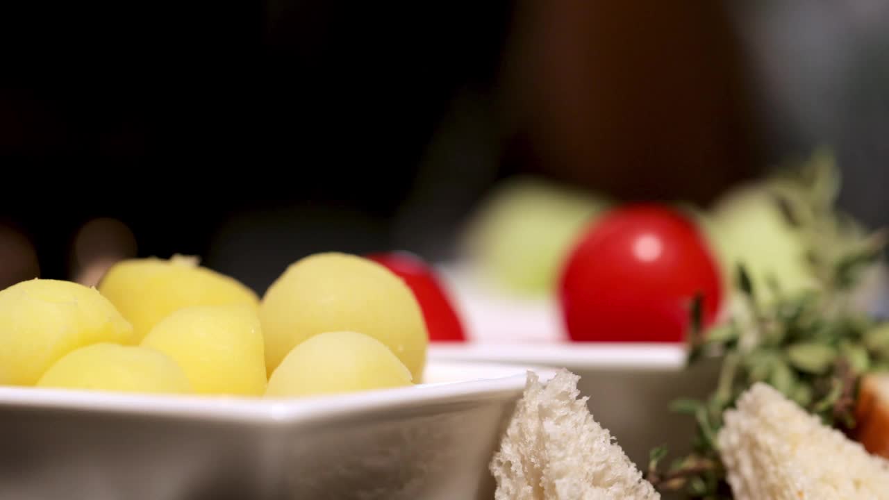 樱桃和土豆球小叉子从盘子上蜡烛烛光视频素材