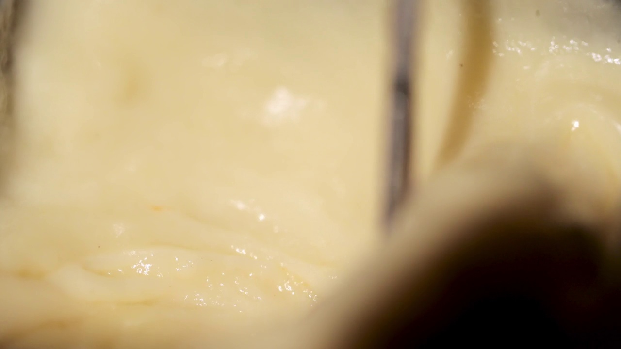 女人的手小叉子开胃地蘸樱桃番茄融化的fundu奶酪视频素材
