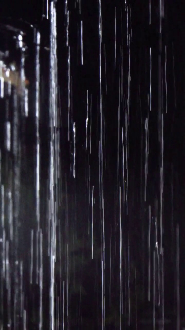 垂直拍摄雨水从茅草屋顶掉落-高清视频素材