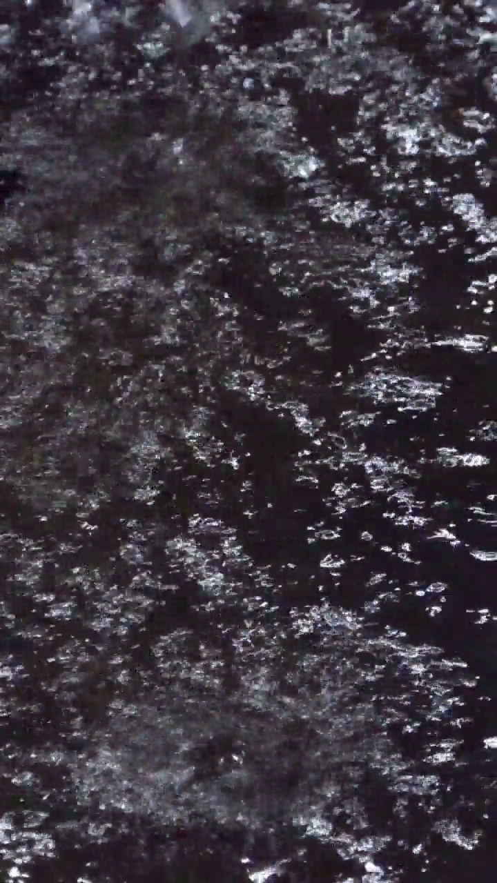 雨水在水坑的垂直镜头- HD -位移图视频素材