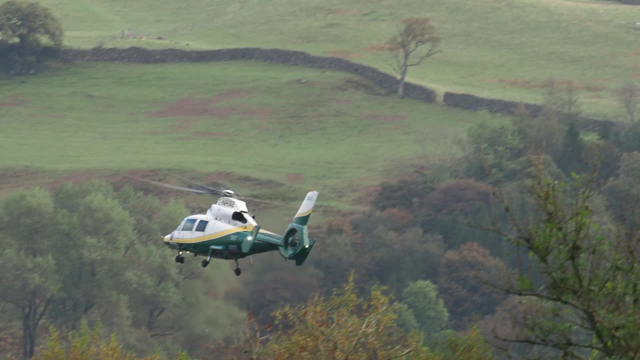 一架空中救护车降落在英国湖区安布尔塞德。视频素材