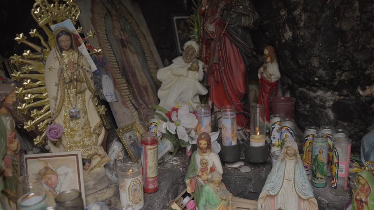 石窟内的天主教雕像和蜡烛视频下载