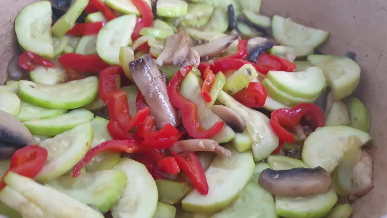 烤蔬菜:辣椒、西红柿、蘑菇视频素材