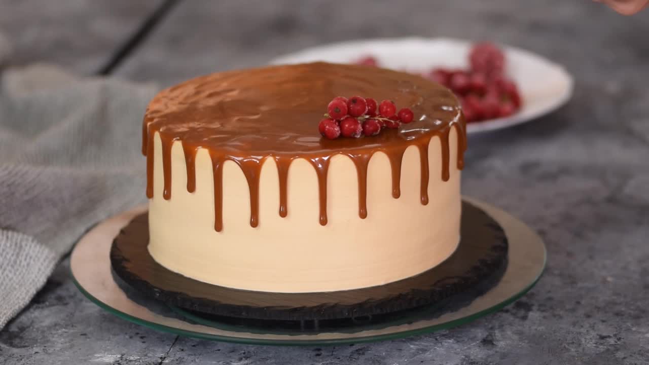 糕点师用浆果装饰蛋糕。视频下载