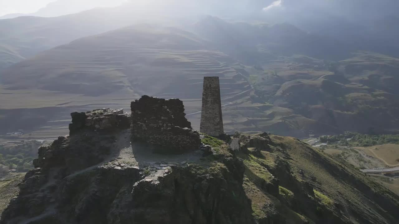 空中:古老的石塔中世纪的城堡在山腰视频素材