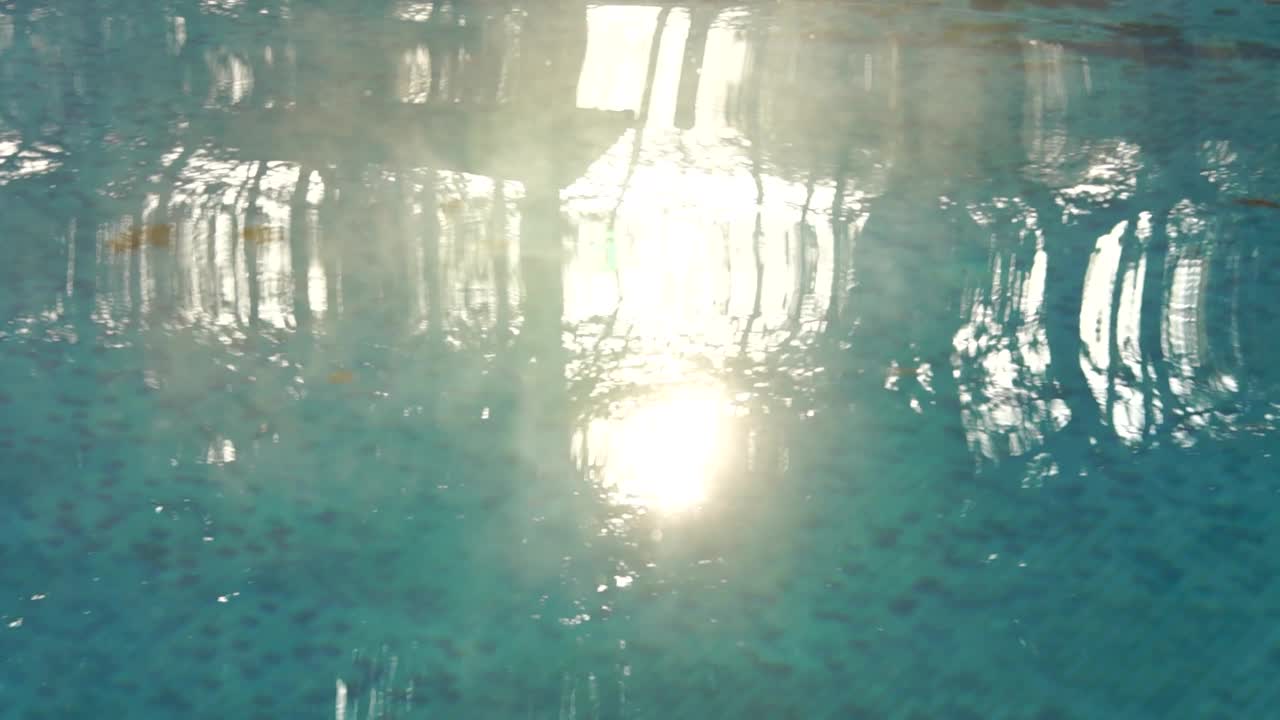 阳光在水池中的反射视频下载