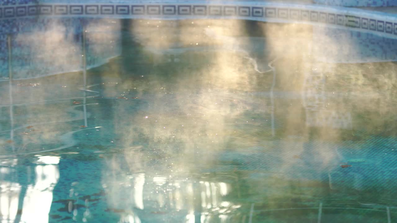 游泳池上方的水蒸气视频素材