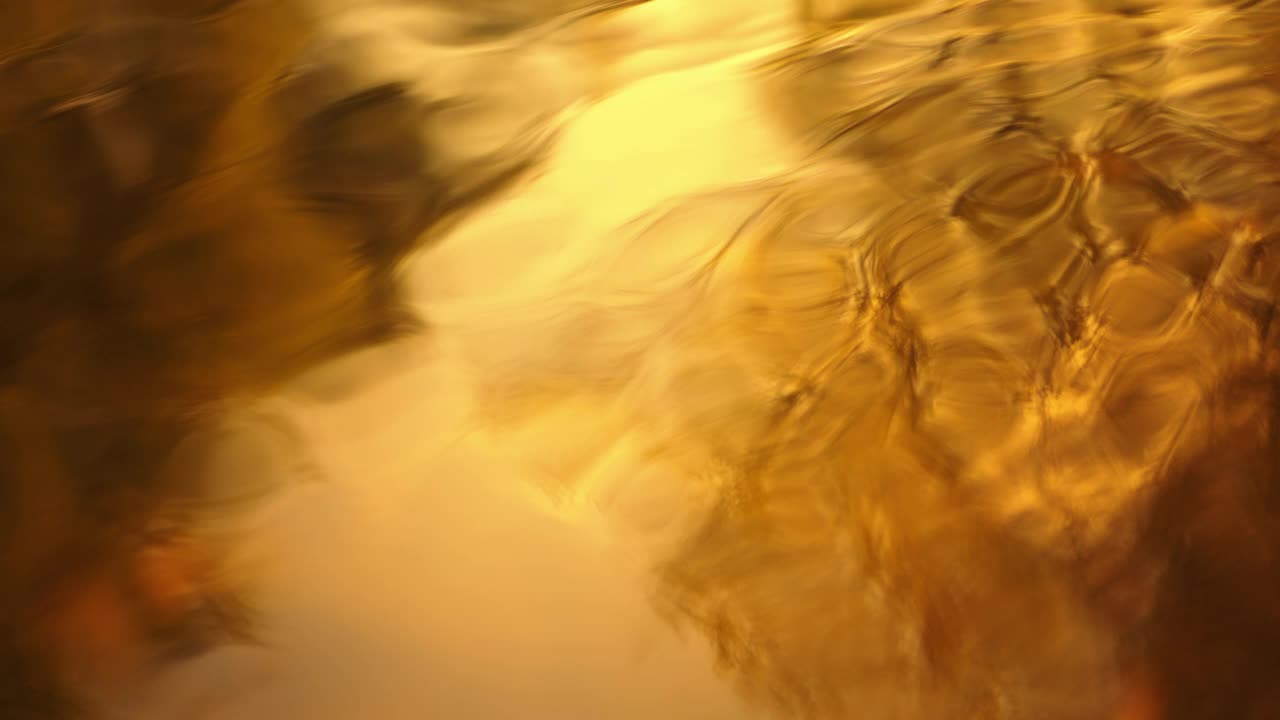 SLO MO金色反光水面视频素材
