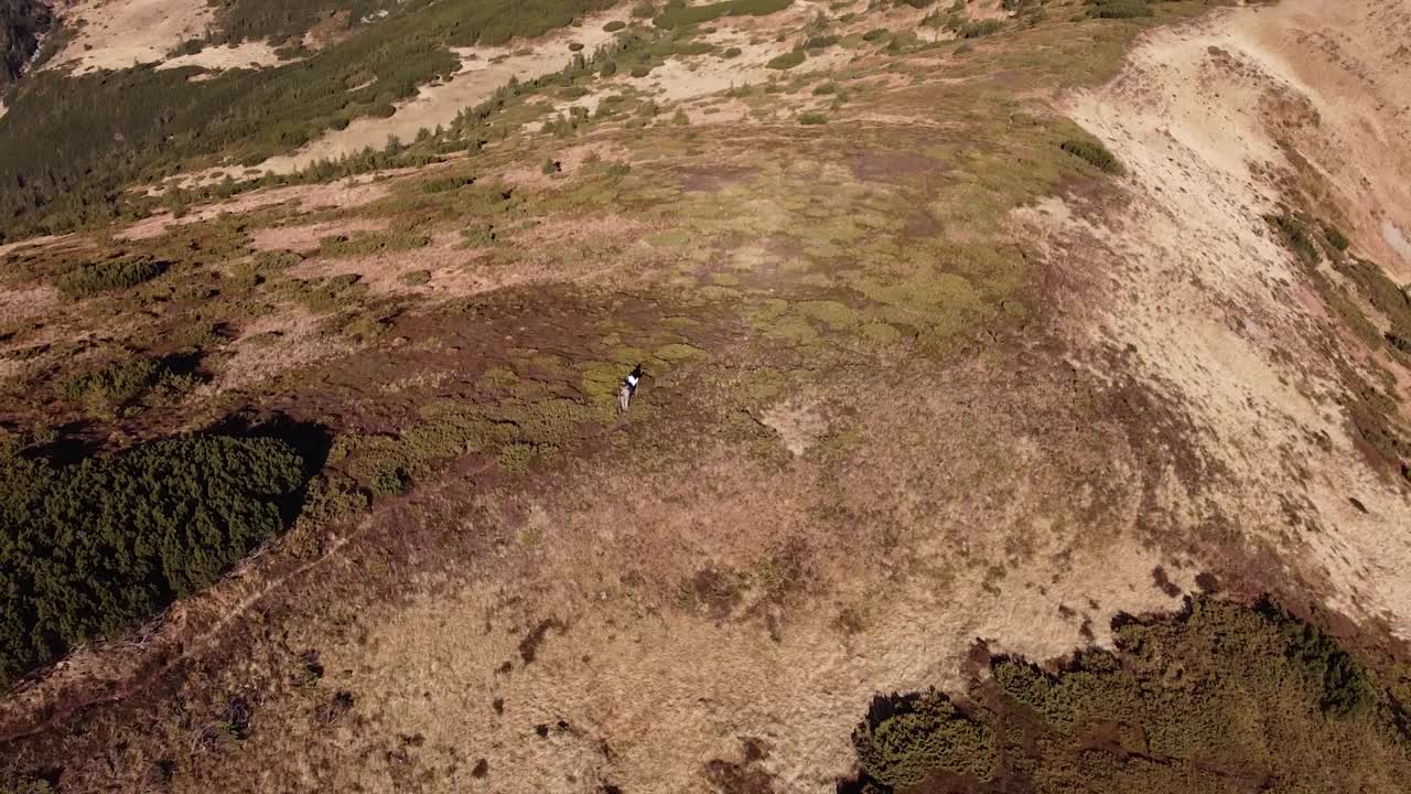 两个旅行者在山上的空中影像视频下载