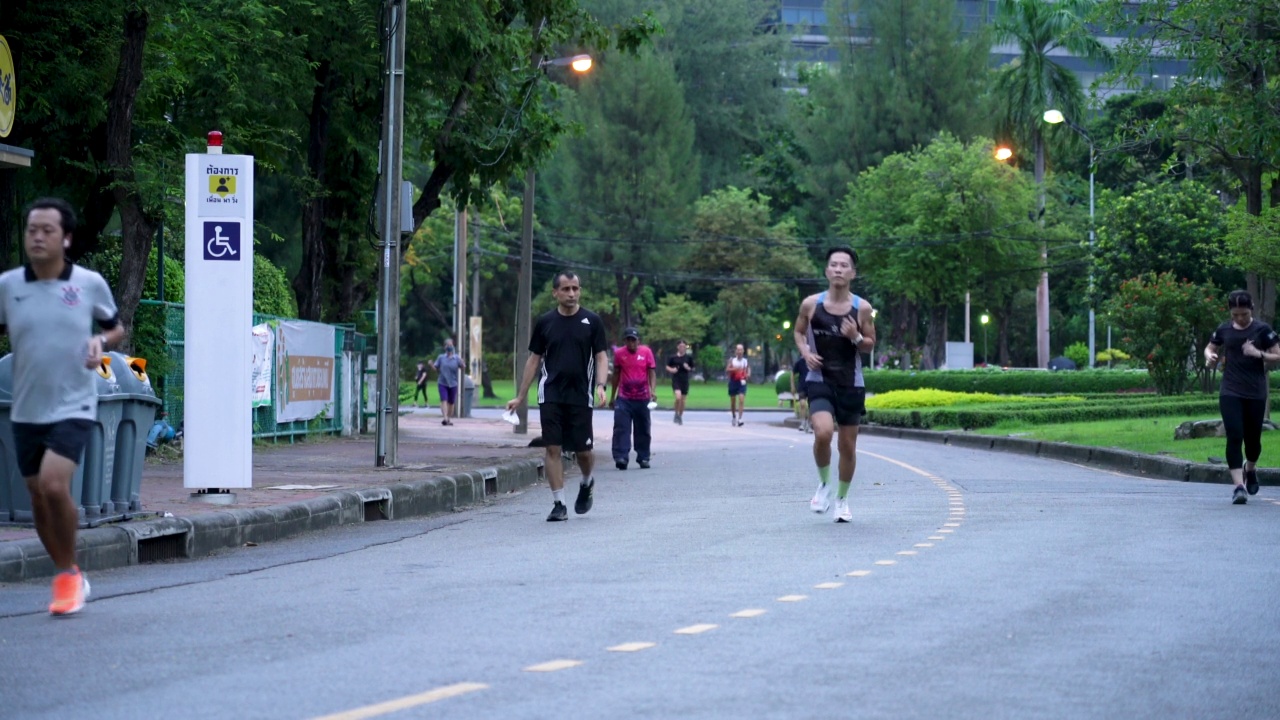 泰国曼谷隆皮尼公园的晨跑者视频下载