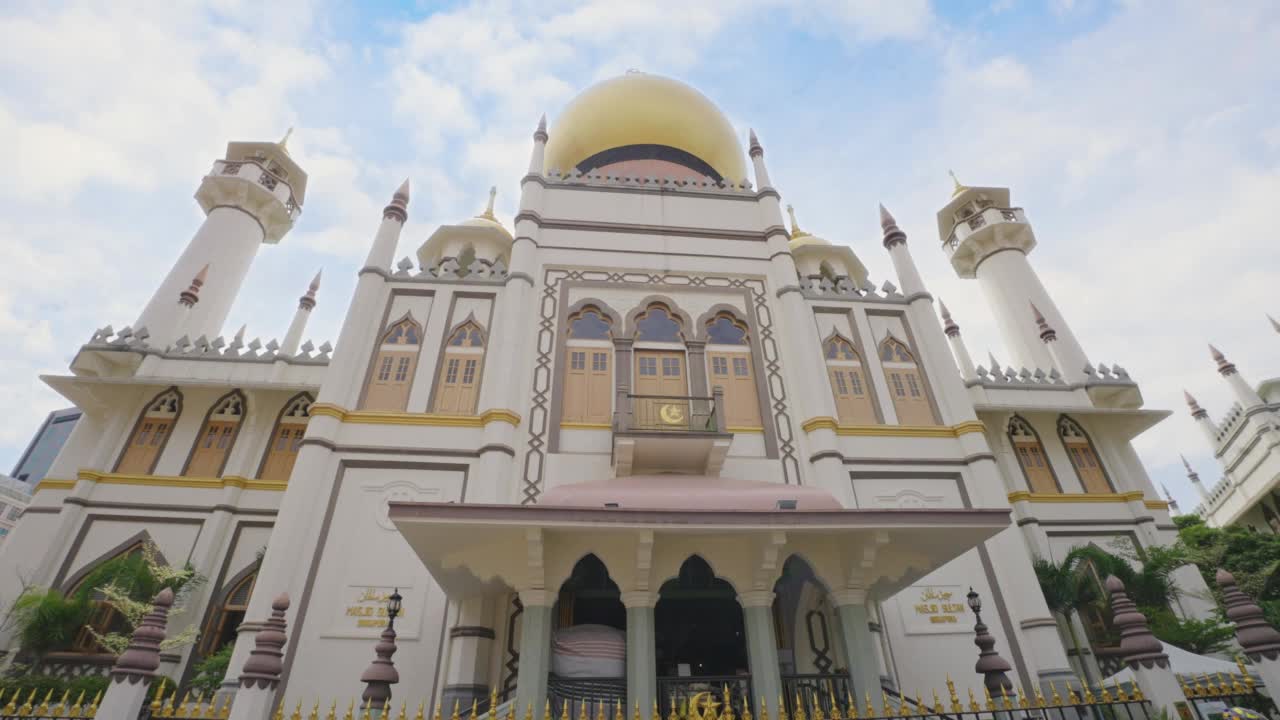 马斯喀特街上的苏丹清真寺视频素材
