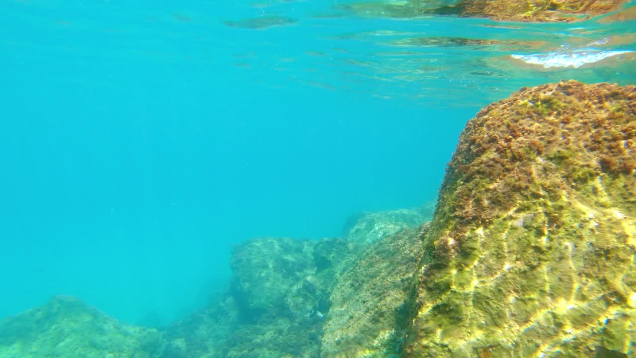 西班牙科斯塔拉瓦海底，地中海有许多岩石视频下载