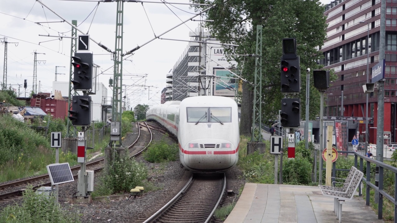 德国“ICE”高速列车从德国铁路公司运营的多伊茨火车站出发，慢动作视频素材