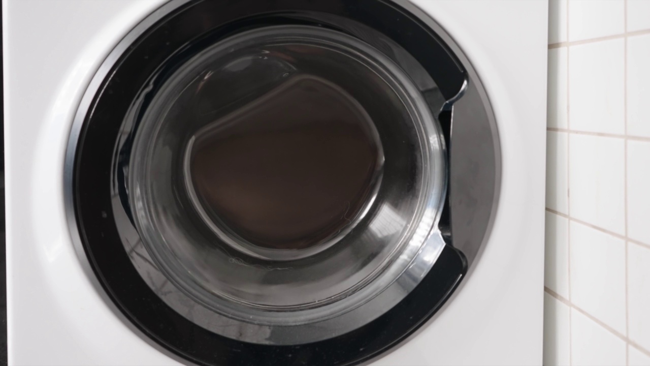 水飞溅的洗衣机滚筒，慢动作视频素材
