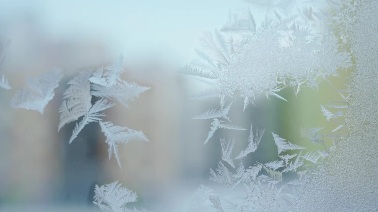 窗户上结霜的图案。冬天视频素材