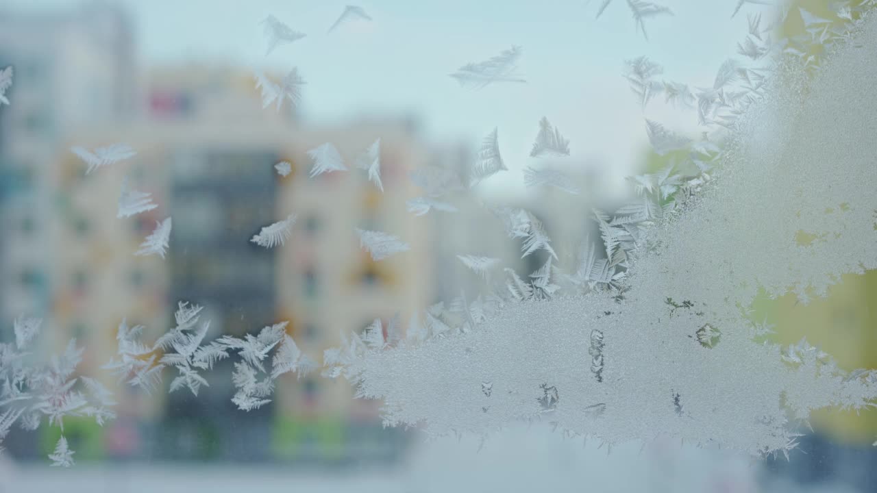 窗户上结霜的图案。窗户上有图案的冬季牌匾视频素材