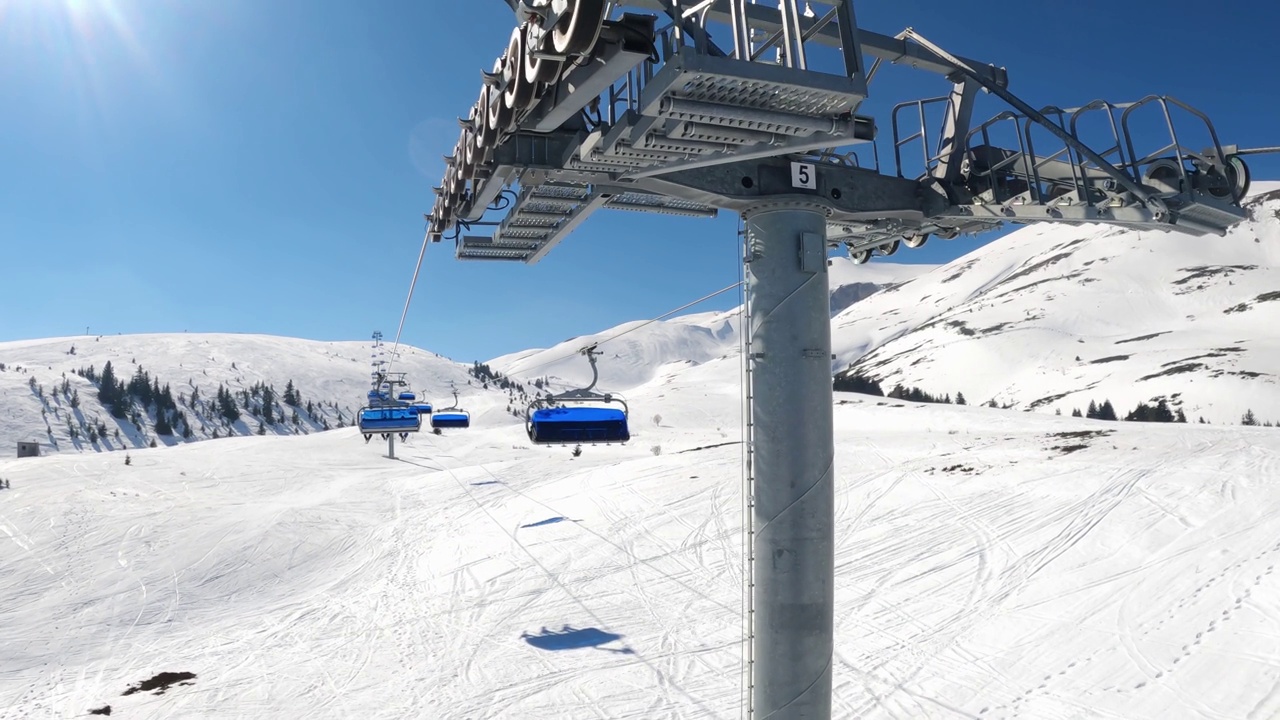 滑雪缆车乘坐的第一人称视角视角。在山上的雪坡上滑雪视频下载