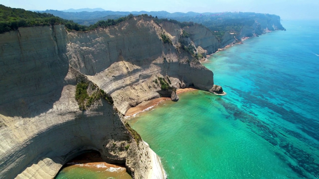 希腊的爱奥尼亚群岛。鸟瞰令人惊叹的德拉斯提斯角——科孚岛北部的自然美景，白色的岩石和蓝绿色的海水。视频下载