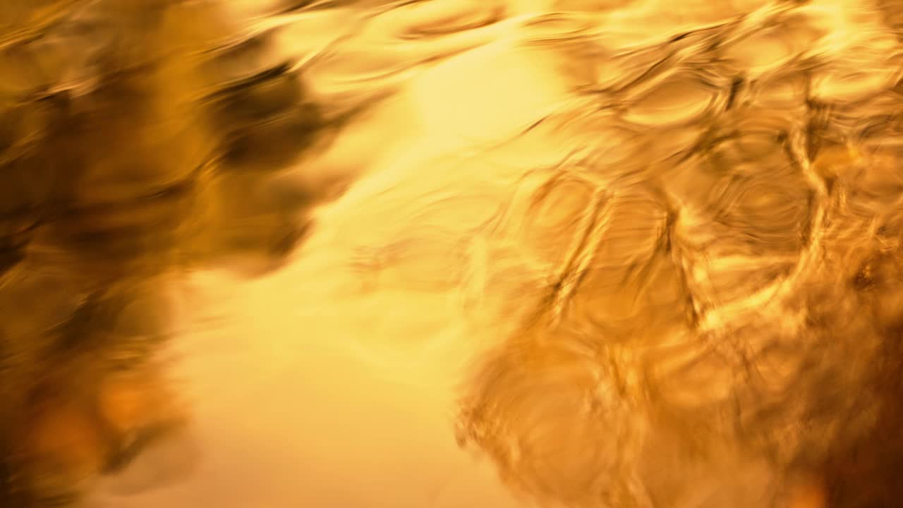 SLO MO金色反光水面视频素材