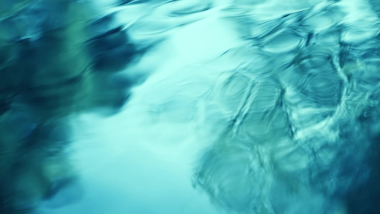 SLO MO蓝色反光水面视频素材