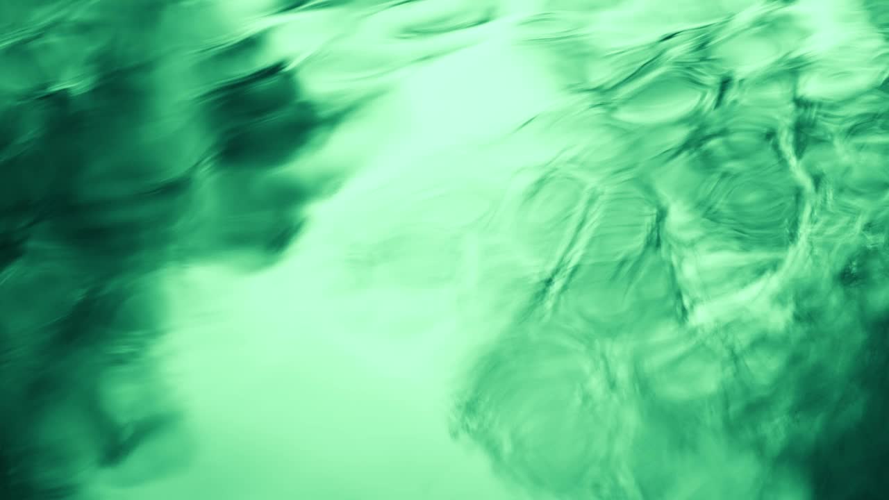SLO MO绿色反光水面视频素材