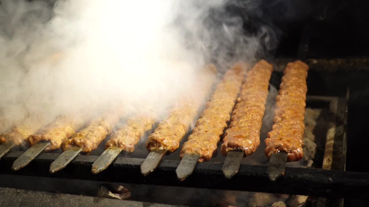 土耳其烤肉是在烤架上烤的。肉串在烤肉串上，有很多烟。视频素材