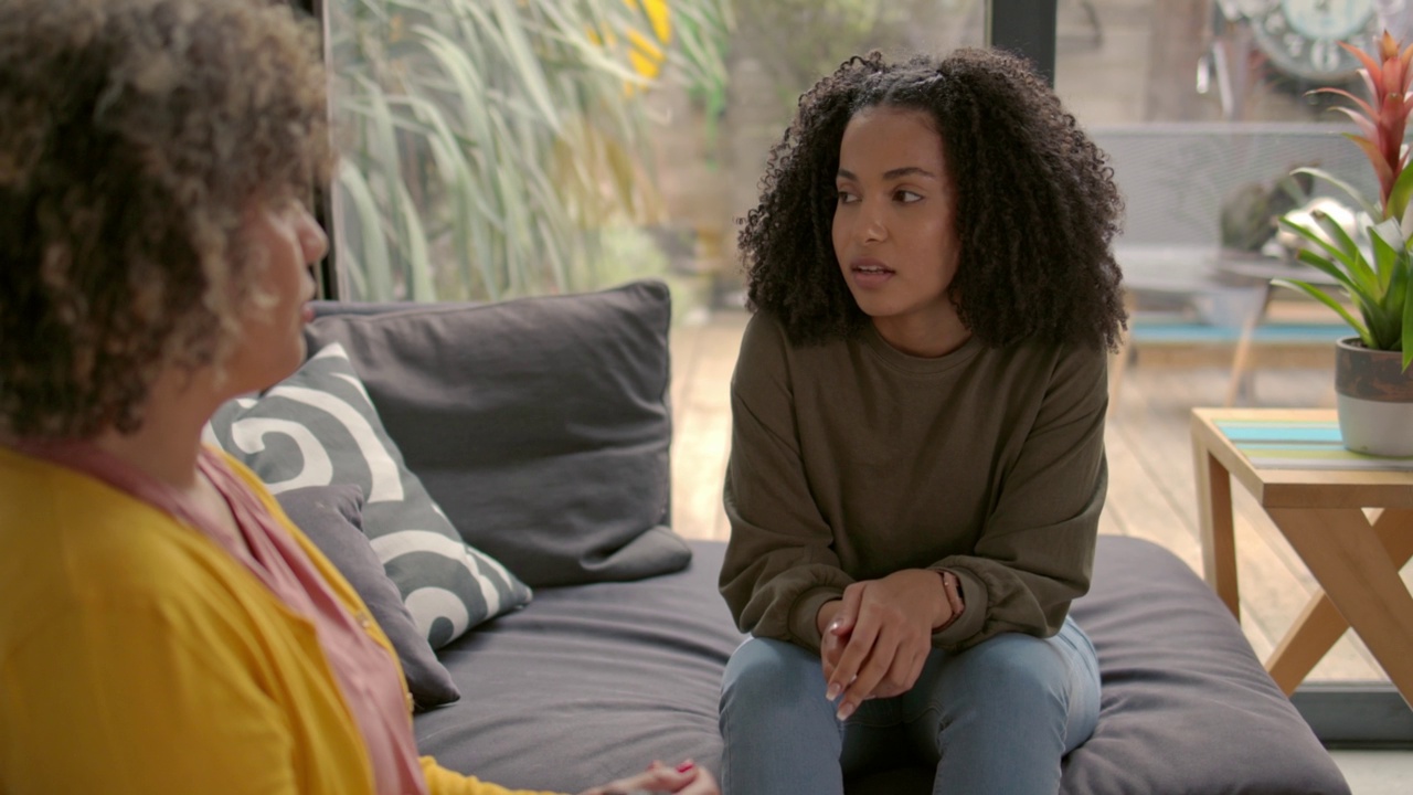 年轻的非裔美国女孩正在和她的治疗师交谈视频素材