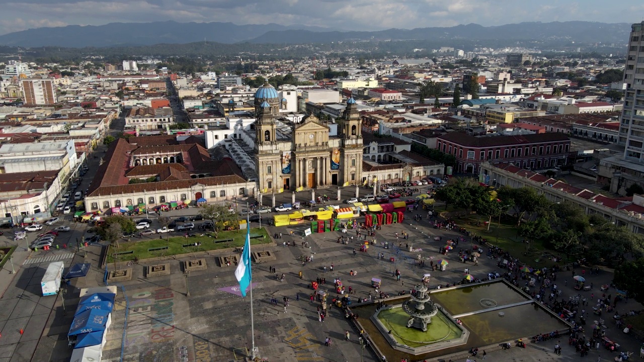 美丽的危地马拉城鸟瞰图-危地马拉圣地亚哥大教堂大都会广场，危地马拉宪法广场视频下载