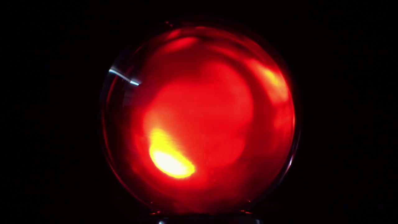 一个水晶球里红色闪烁的特写镜头视频下载