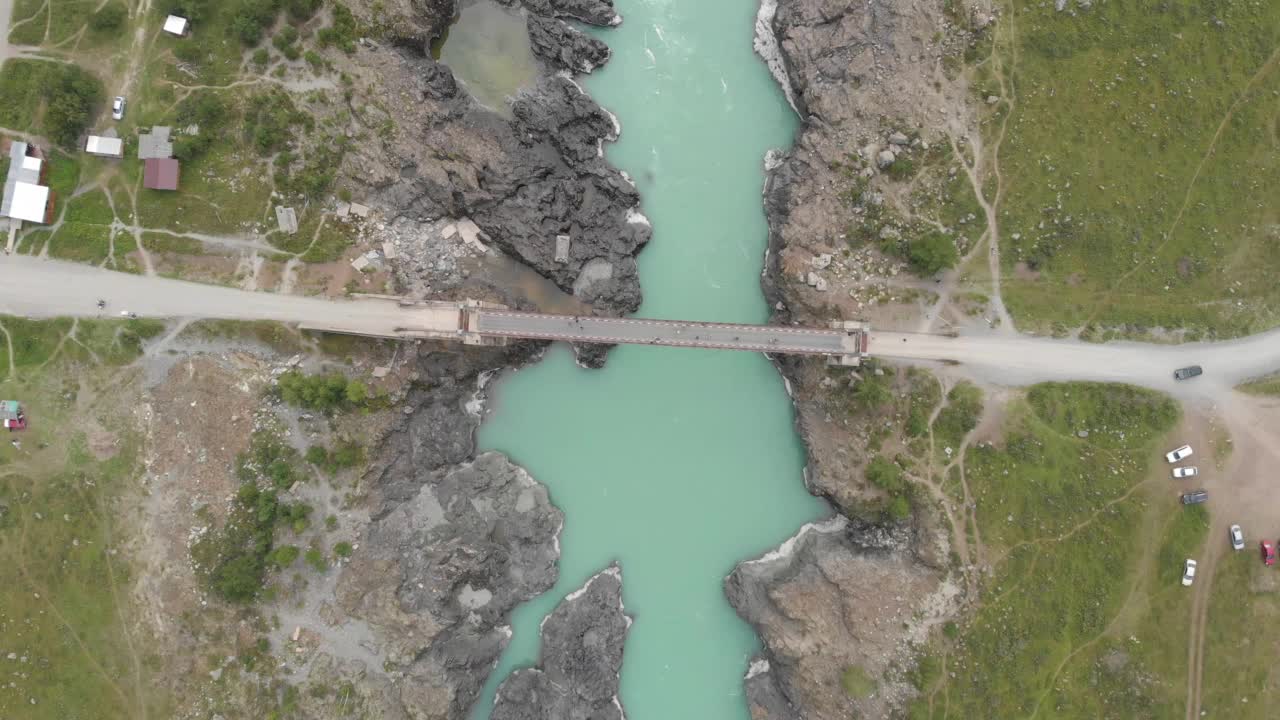 阿尔泰山区夏日的卡顿河鸟瞰图视频素材