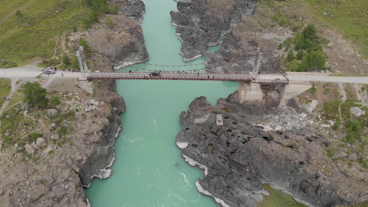 位于阿尔泰山脉的卡顿河上的奥洛克托伊桥视频下载