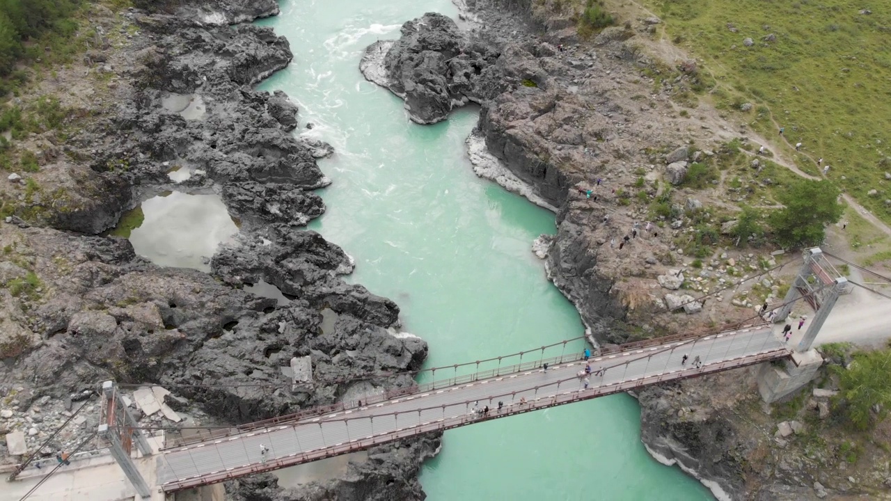 位于阿尔泰山脉的卡顿河上的奥洛克托伊桥视频下载