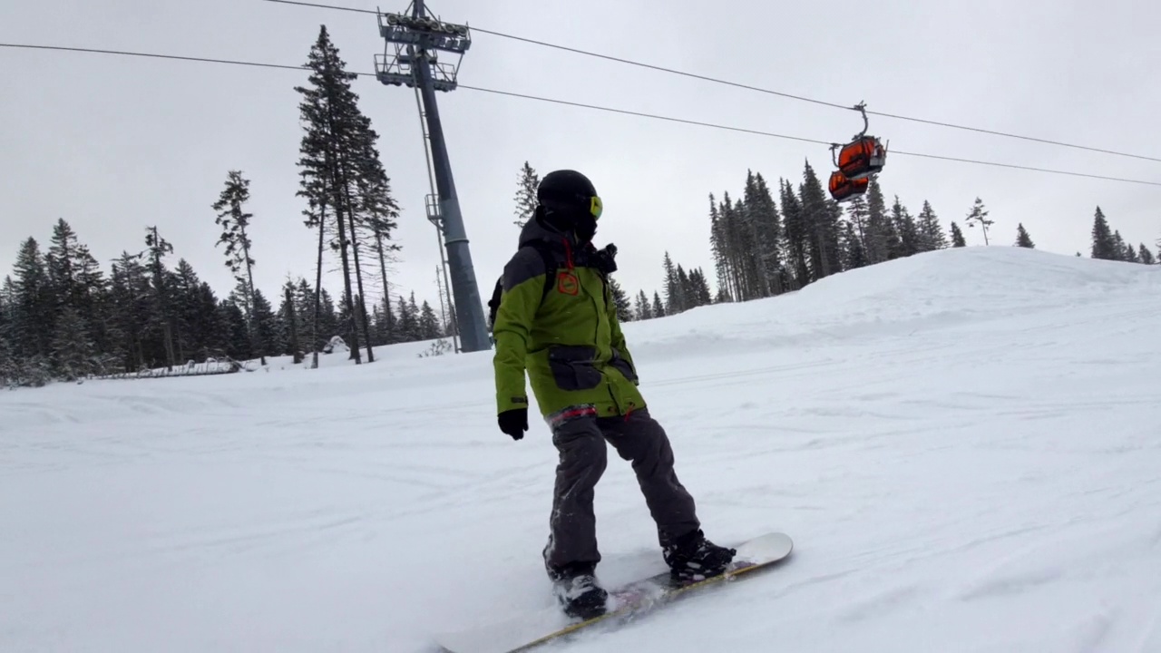 男子在滑雪场的山坡上滑雪视频素材