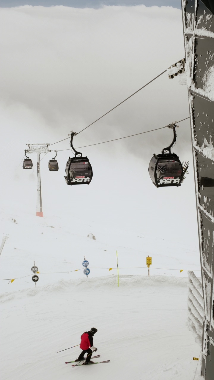 有雾天气的滑雪缆车客舱视频素材