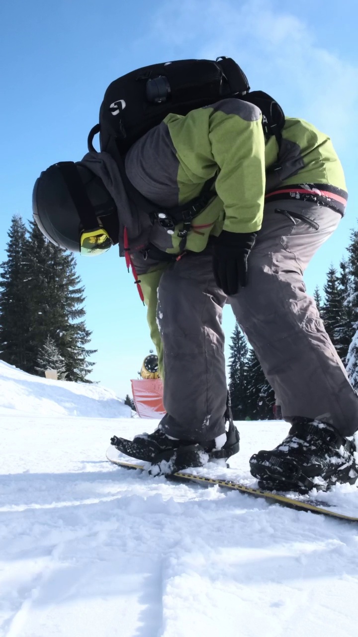 男子滑雪板绑定近距离视频素材