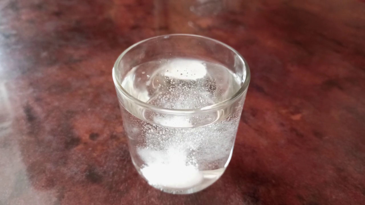 泡在一杯水中的药片视频下载
