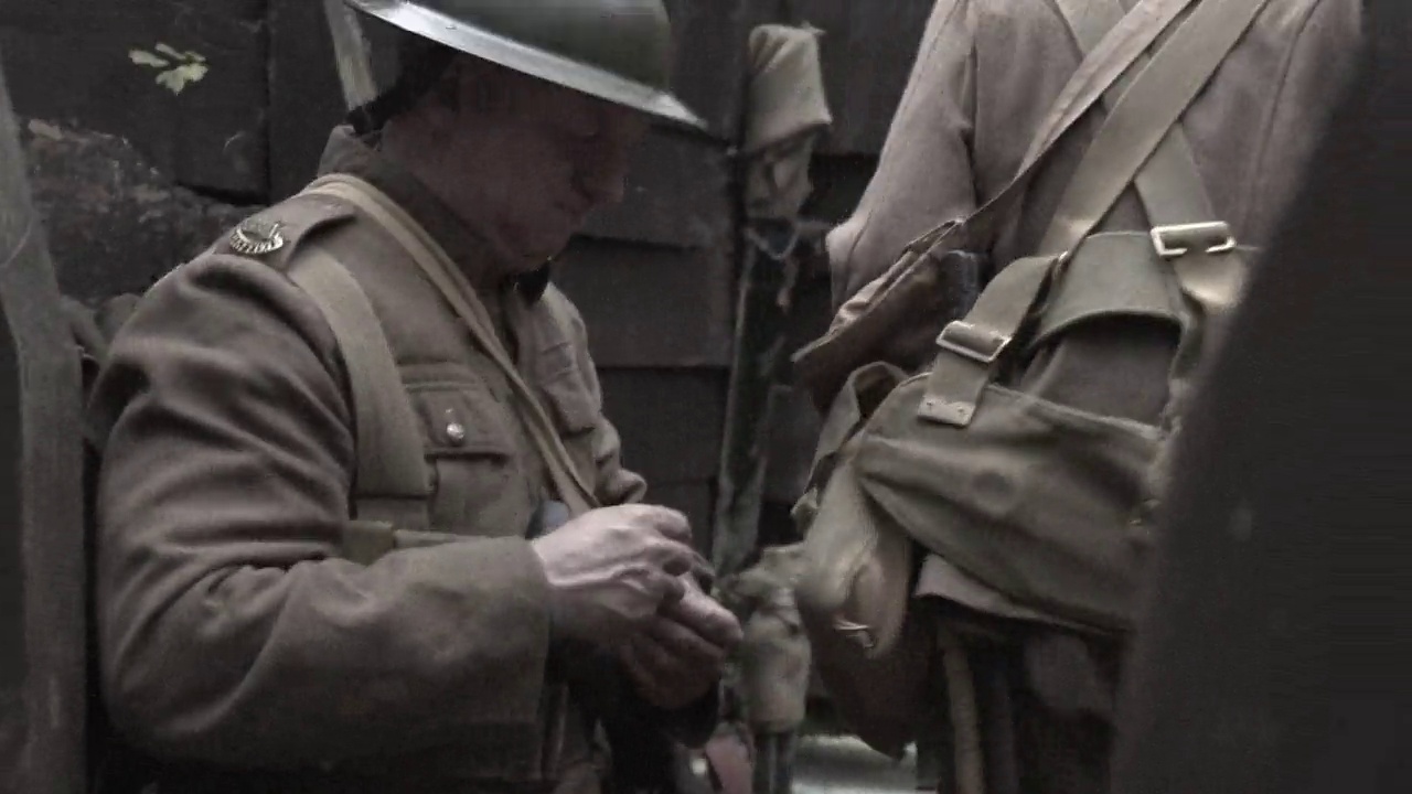 士兵们在战壕里等待和交谈——第一次世界大战的重演视频下载