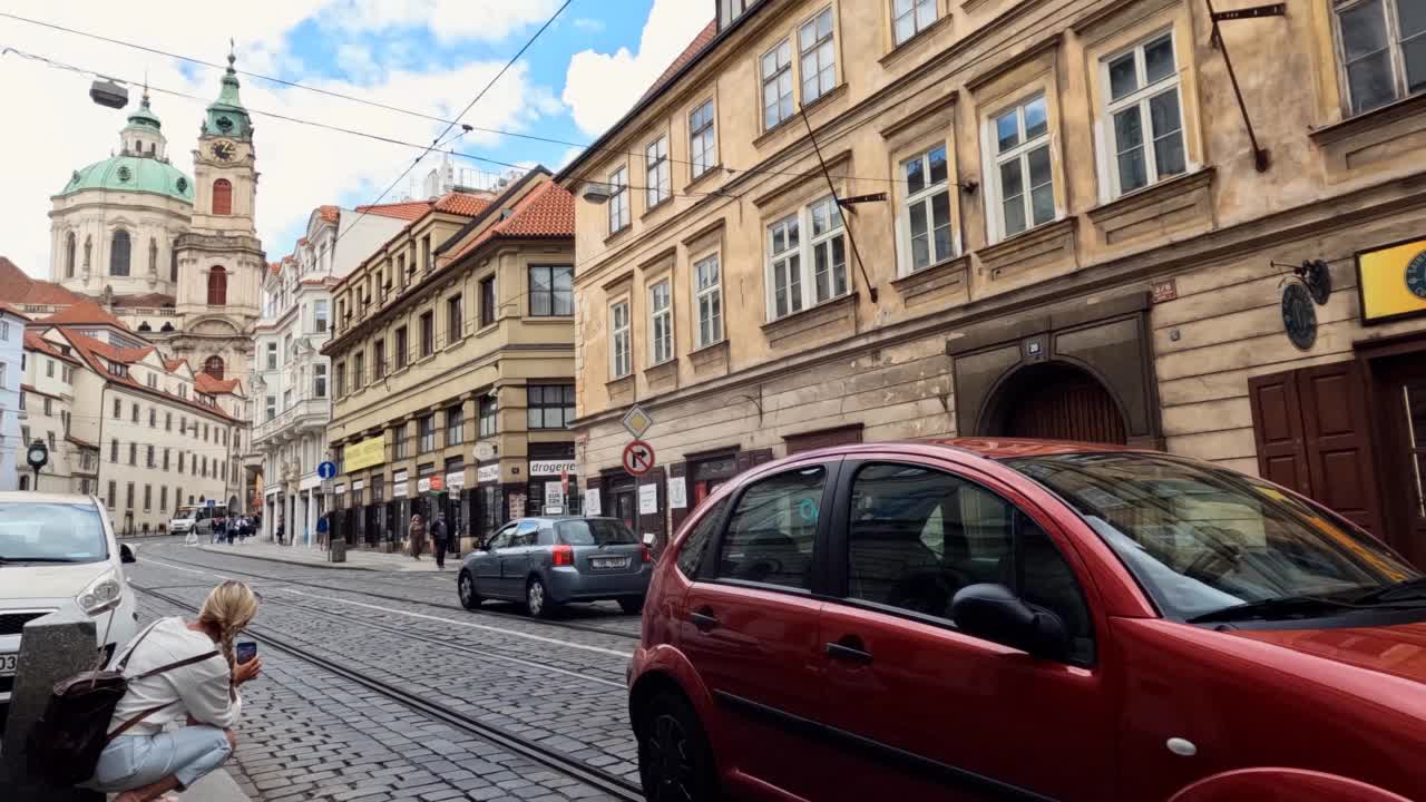街道时间流逝，电车通过在布拉格狭窄的街道视频素材