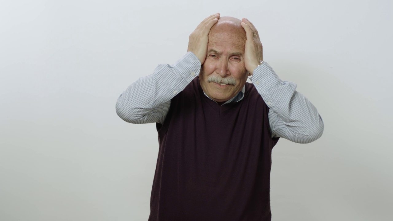 一个老人的肖像，用手抱着头，接收坏消息。视频素材