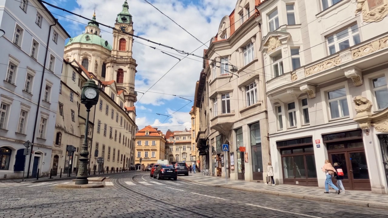 街道时间流逝，电车通过在布拉格狭窄的街道视频素材