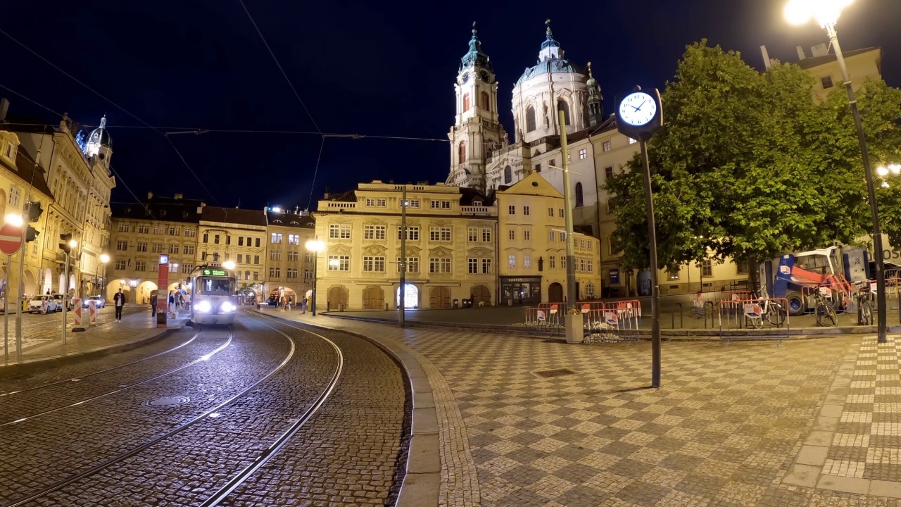布拉格Malá斯特拉纳区，有轨电车经过城市广场Malostranské Náměstí的延时视频。视频素材