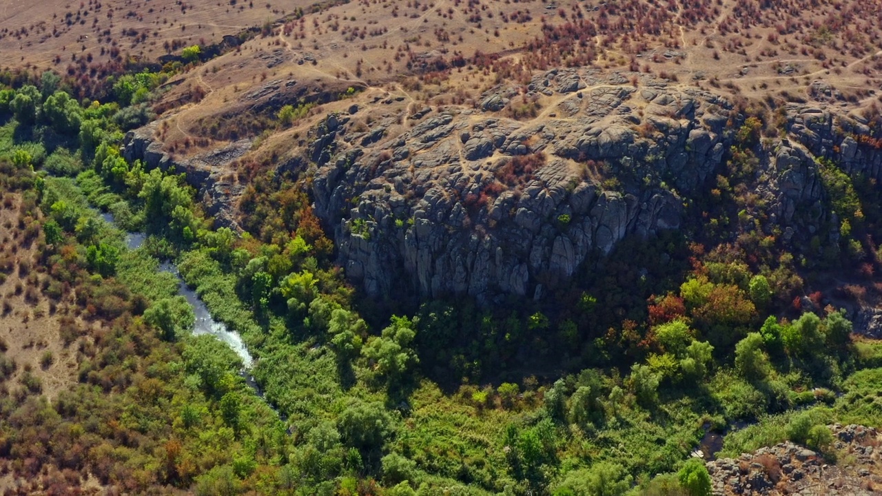 乌克兰米科莱夫州默特沃维德河上阿克托夫斯基峡谷的鸟瞰图视频下载