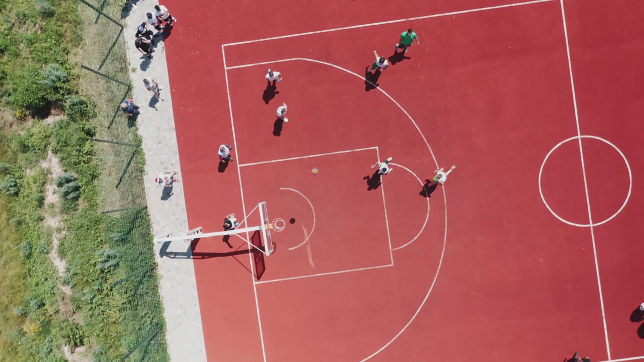 青少年在夏季篮球场打篮球的鸟瞰图。视频下载