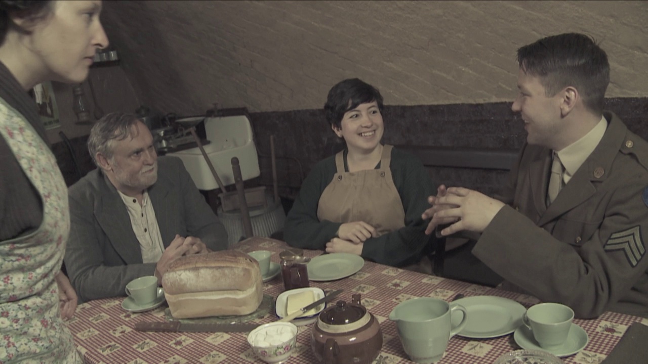 士兵与家人在晚餐时交谈-第二次世界大战重演视频下载