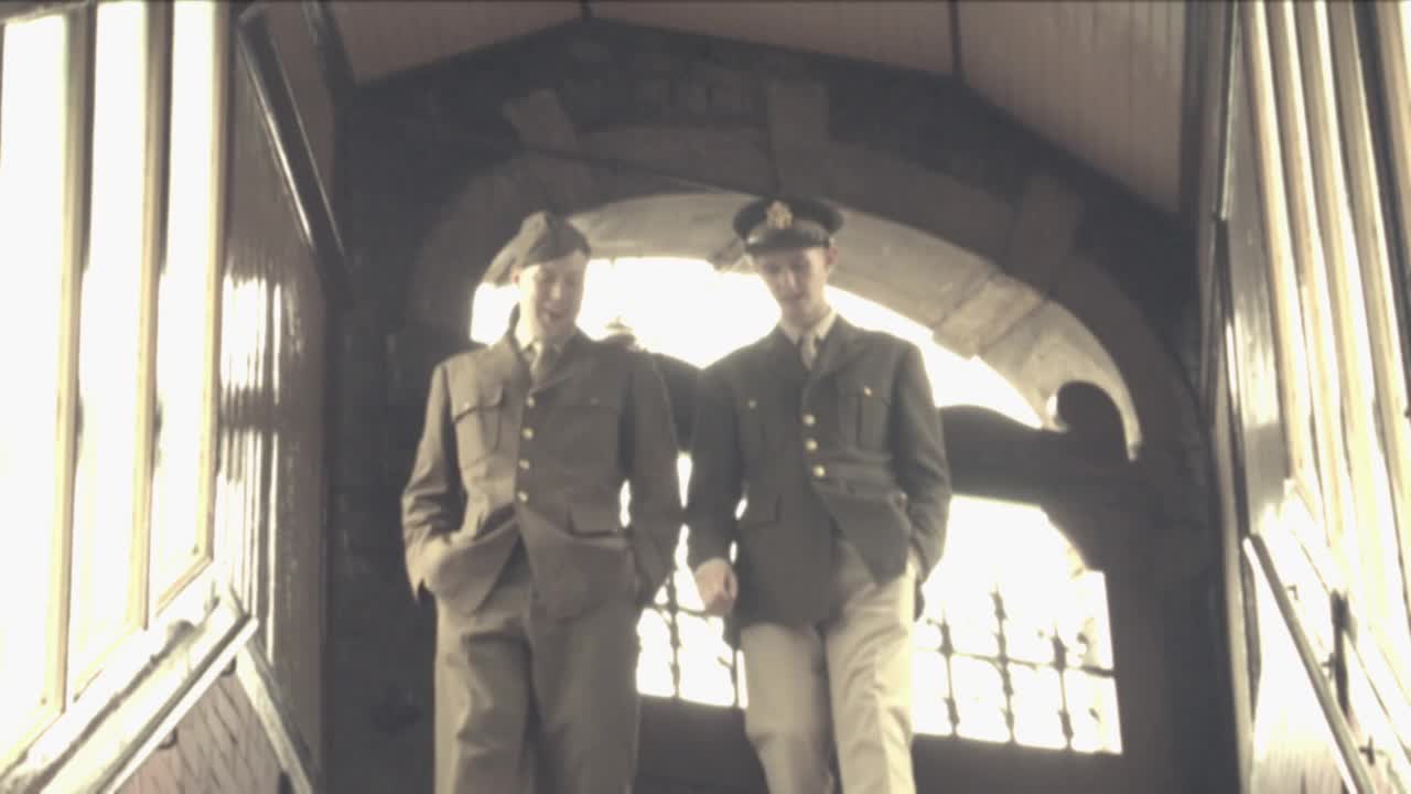 士兵在火车站-第二次世界大战时代的重演视频下载