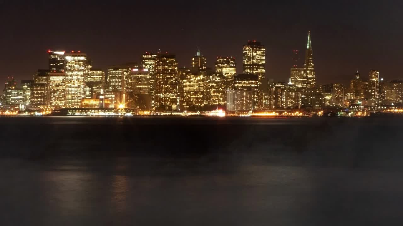 旧金山的天际线在夜晚有雾和闪光视频下载