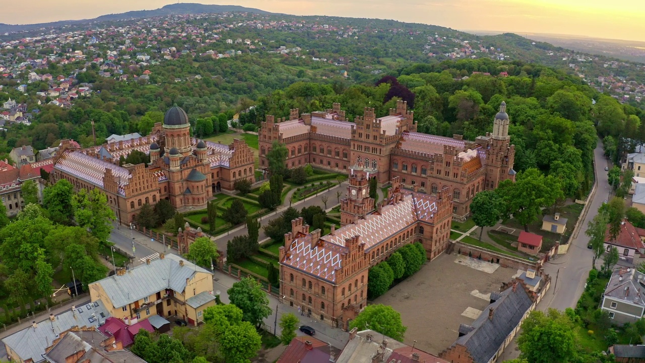 乌克兰切尔尼夫茨的切尔尼夫茨国立大学鸟瞰图视频下载