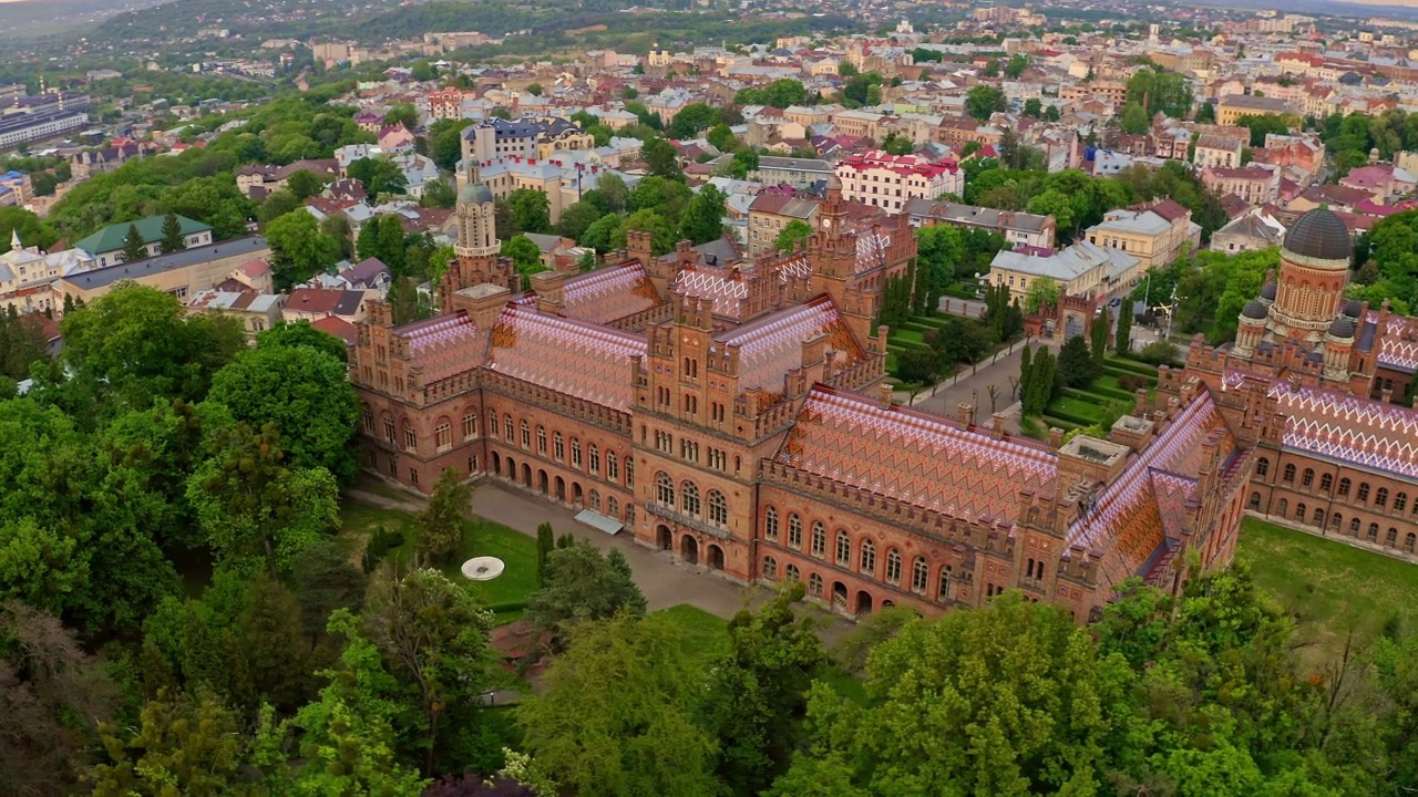 乌克兰切尔尼夫茨的切尔尼夫茨国立大学鸟瞰图视频下载