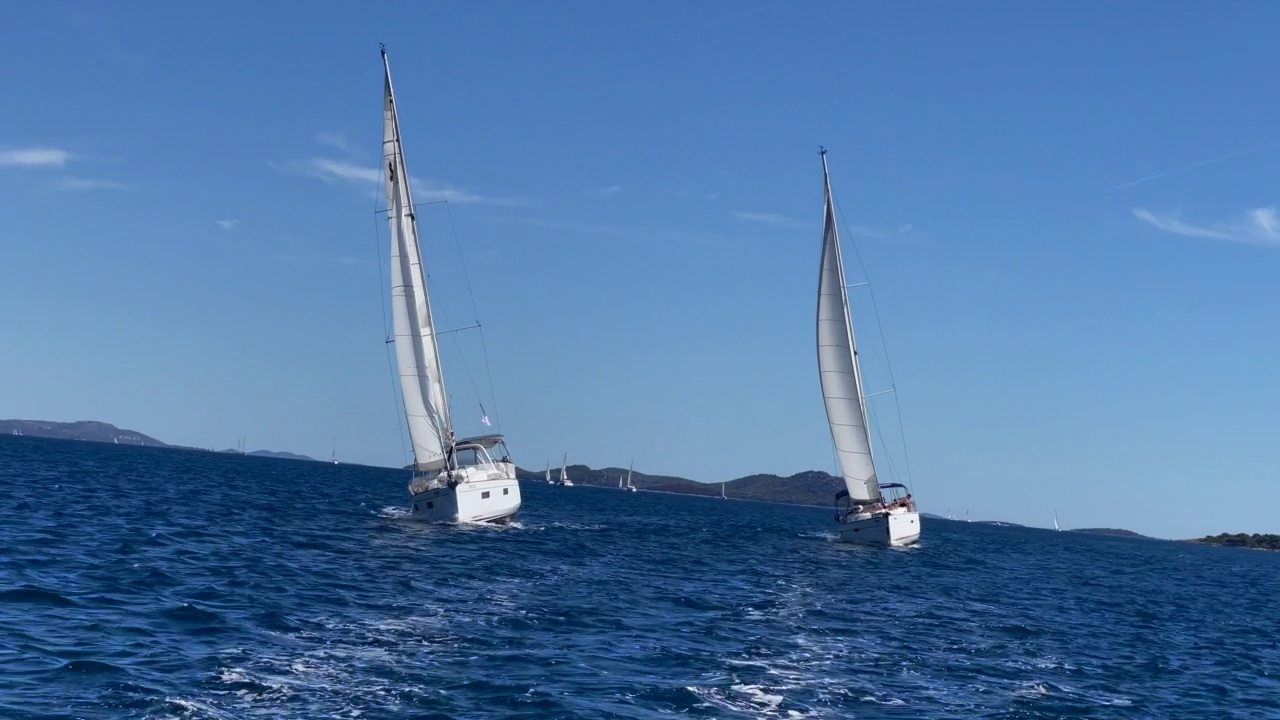 帆船在行动。在克罗地亚亚得里亚海的科尔纳提群岛。视频下载